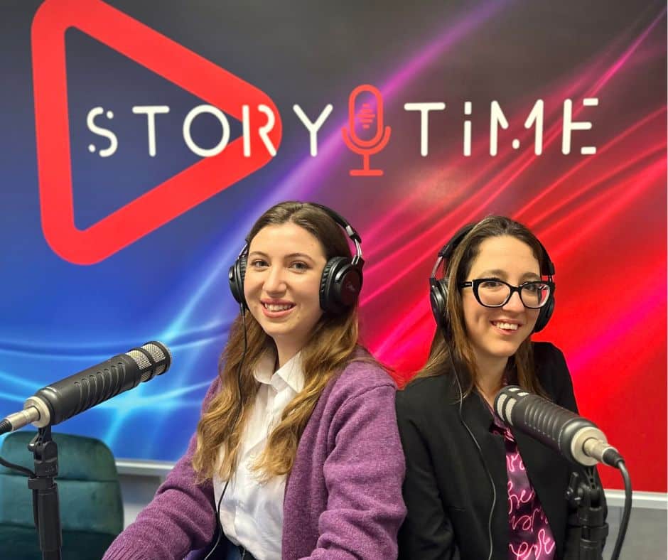 Le Strategicamenti sedute alla postazione con microfoni durante la registrazione dell’intervista a StoryTime
